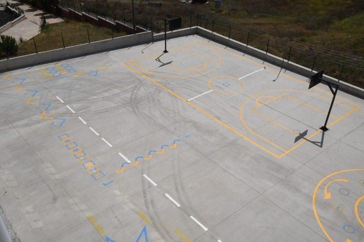 Büyükşehir Belediyesinden okullara oyun ve spor alanı G2