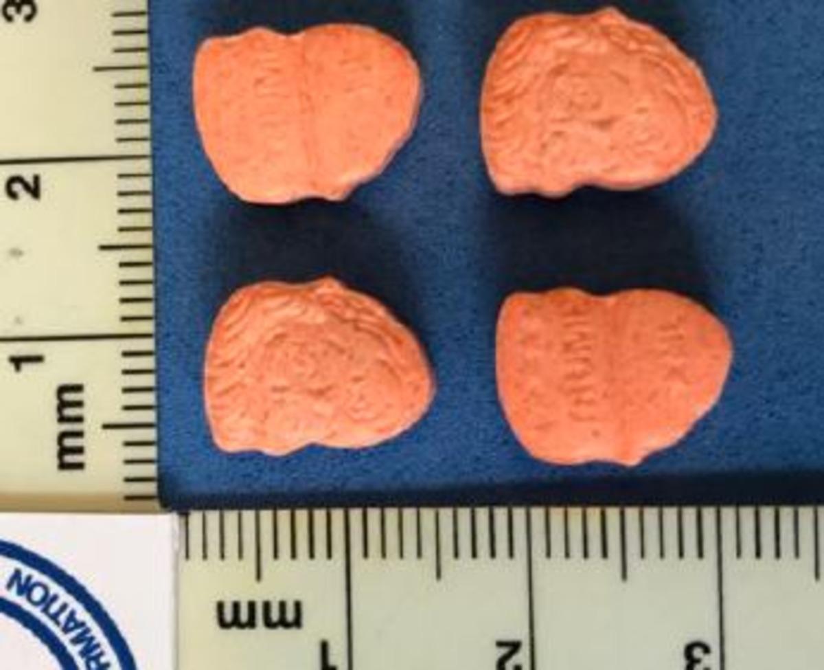 Trump'ı uyuşturucuların &uuml;zerine resmettiler