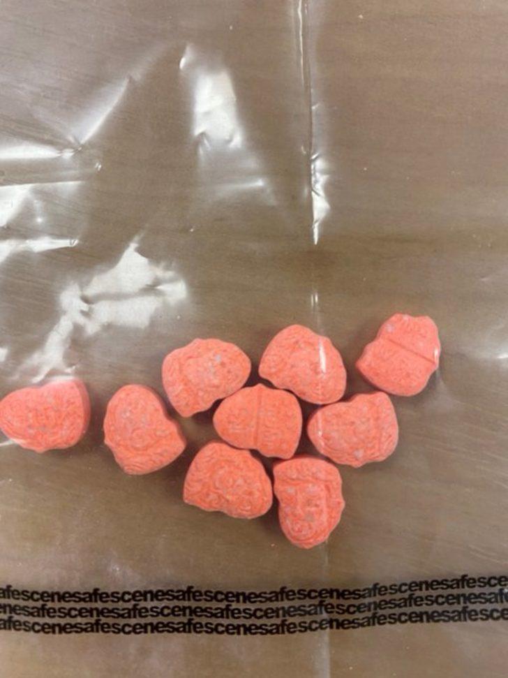 Trump'ı uyuşturucuların üzerine resmettiler G2