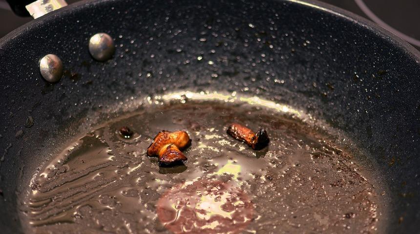 Kızartma tavalarındaki yağı s&ouml;kmek işkence olmaktan &ccedil;ıkıyor! Karbonat ve sirke ile...