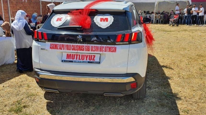 Gelin arabasında g&uuml;ld&uuml;ren yazı