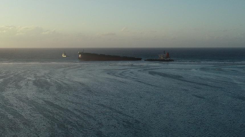 Felaket büyüyor! Mauritius'ta karaya oturan petrol tankeri ikiye bölündü