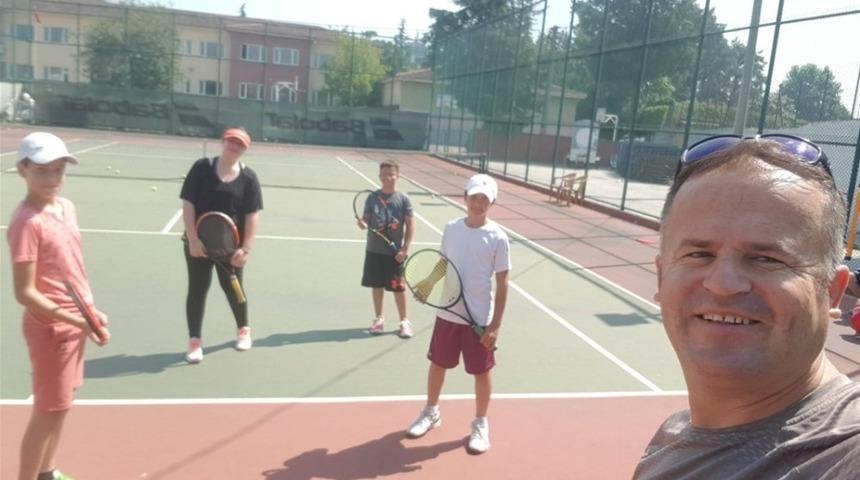 Minik tenisciler tecr&uuml;be edindi