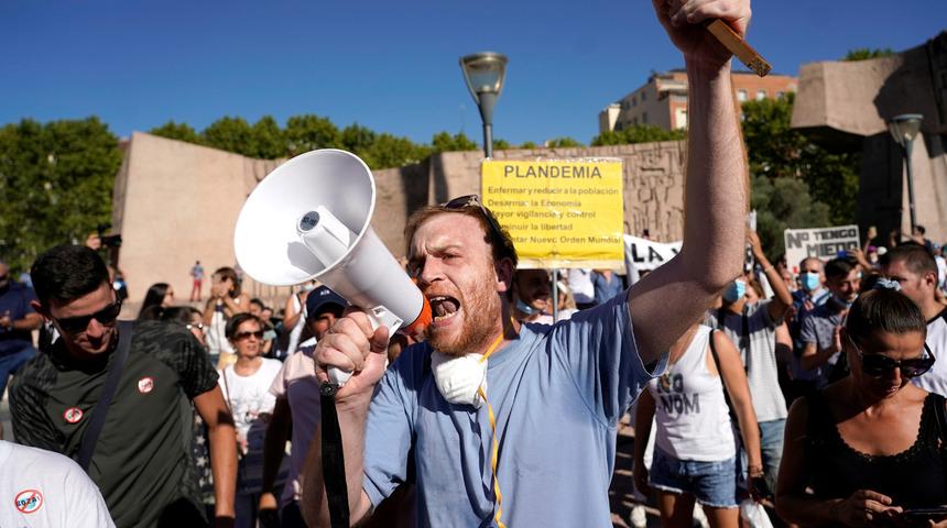 İspanya'da göstericiler koronavirüs önlemlerini maske takmayarak protesto etti