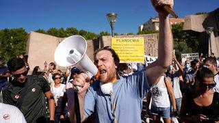 İspanya'da göstericiler koronavirüs önlemlerini maske takmayarak protesto etti