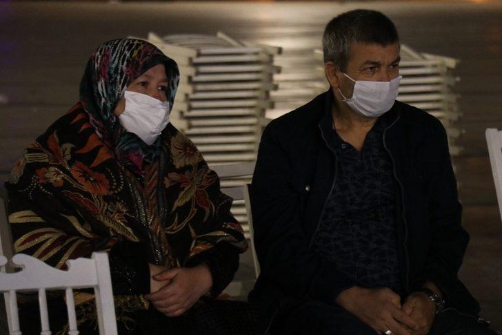 17 Ağustos depremi saatinde eller semaya açıldı G5