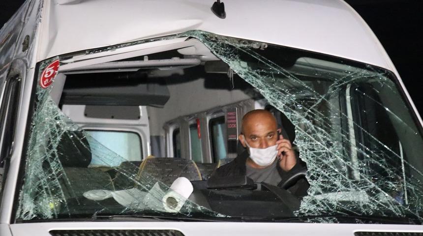 Cenazeye gidenleri taşıyan minib&uuml;s devrildi: 13 yaralı