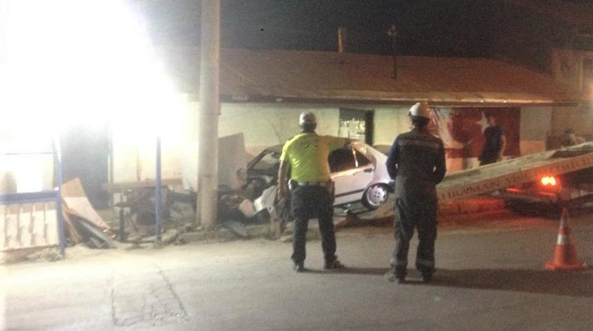 Otomobil elektrik direğine &ccedil;arptı: 4 yaralı