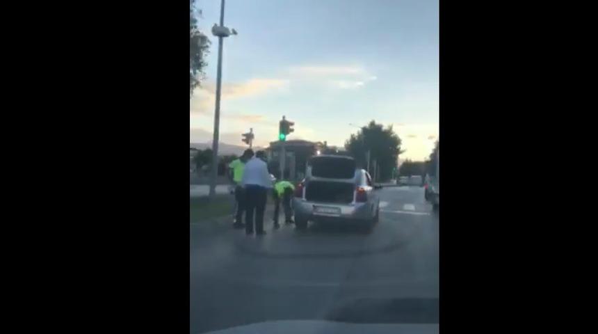 Lastiği patlayan s&uuml;r&uuml;c&uuml;ye polisler yardım etti