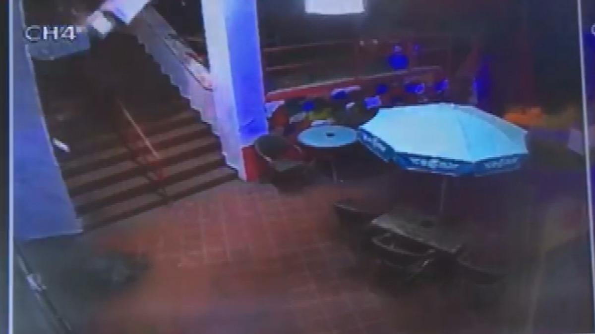 Beyoğlu'nda otomobil &ccedil;ay bah&ccedil;esine devrildi