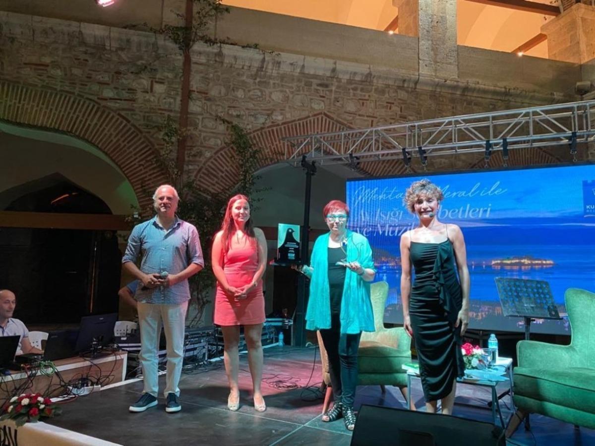 Kuşadası, sevilen yazar Buket Uzuner&rsquo;i ağırladı