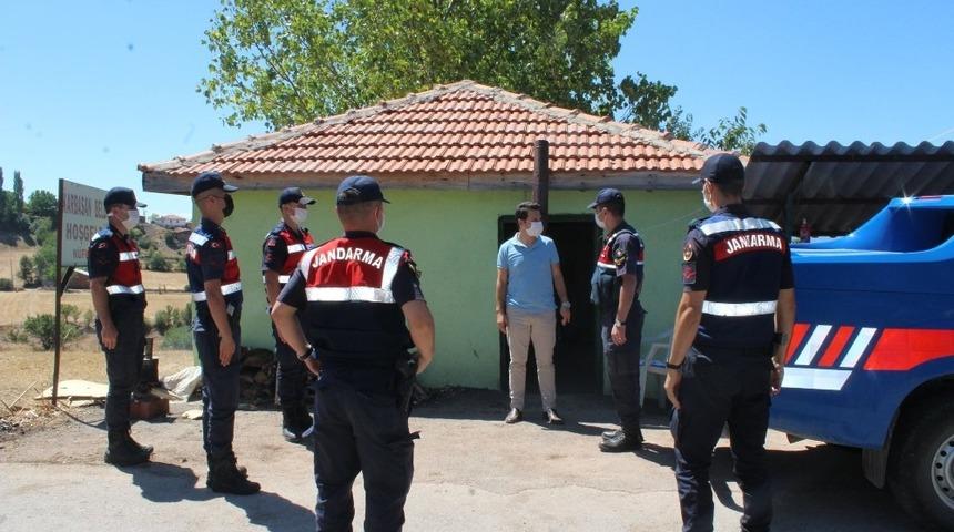 Kaymakam Karadağ, karantinaya alınan k&ouml;yde incelemelerde bulundu