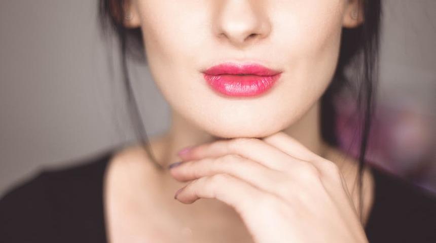 &Uuml;nl&uuml; influencer, kedi g&ouml;z&uuml; makyajının p&uuml;f noktalarını a&ccedil;ıkladı! Herkes aynı hatayı yapıyor..."