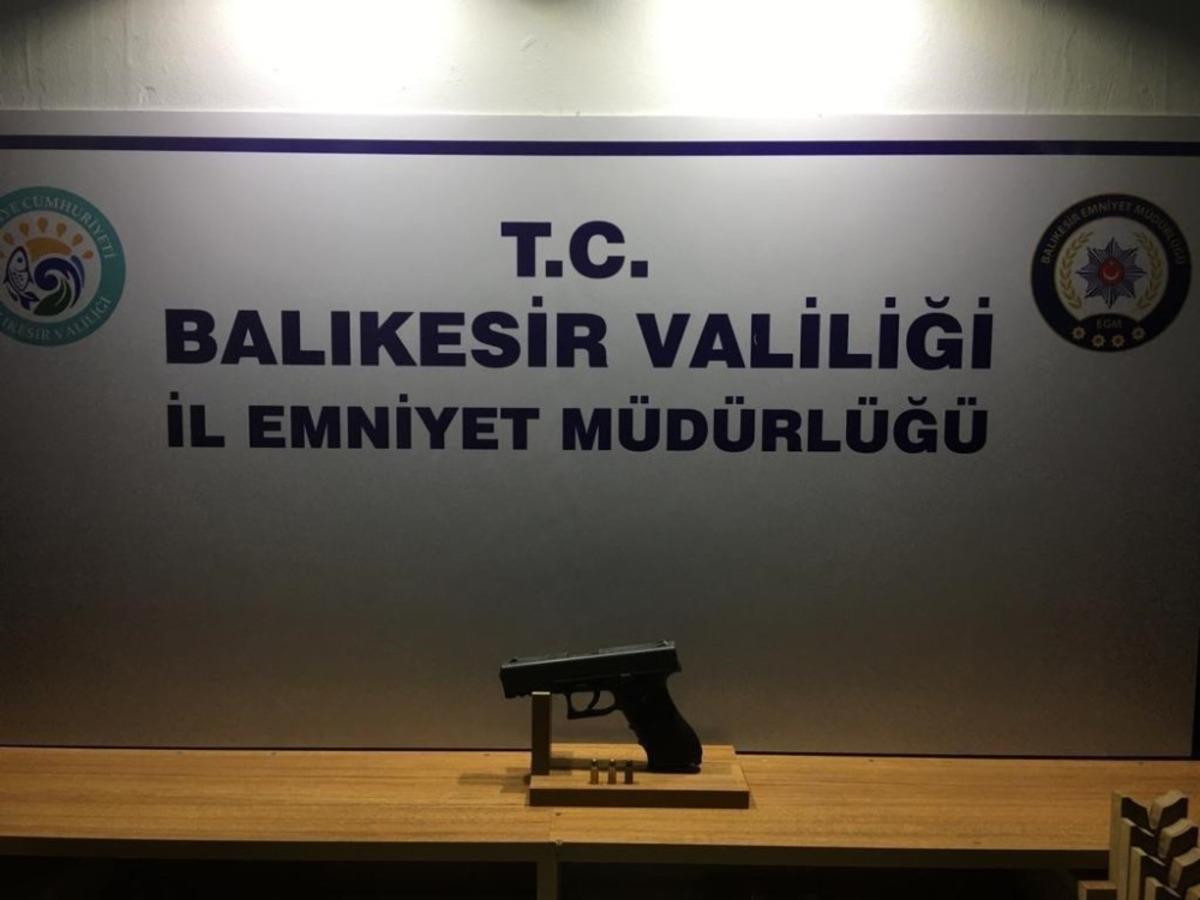 Balıkesir&rsquo;de polis 12 silah ele ge&ccedil;irdi