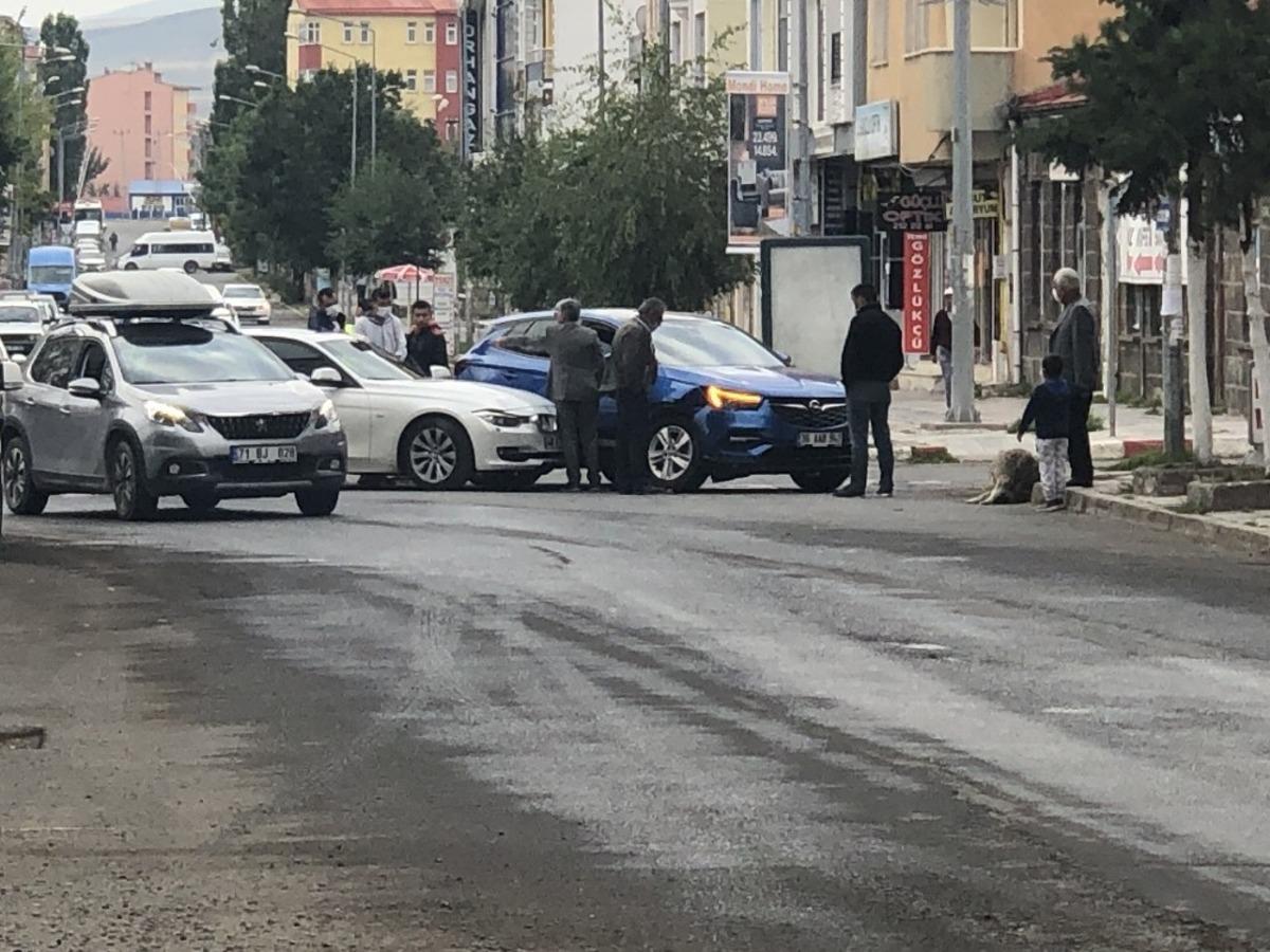 Kars&rsquo;ta iki ara&ccedil; &ccedil;arpıştı