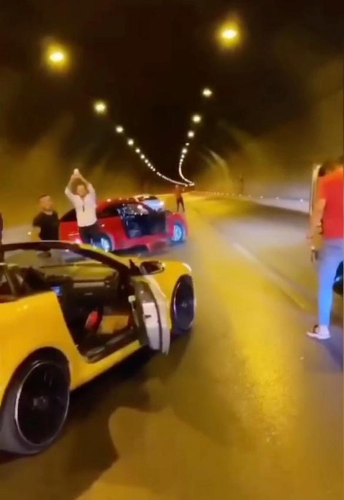 D&uuml;ğ&uuml;n konvoyunda şaşkına &ccedil;eviren anlar! Otomobilleri durdurup dans ettiler