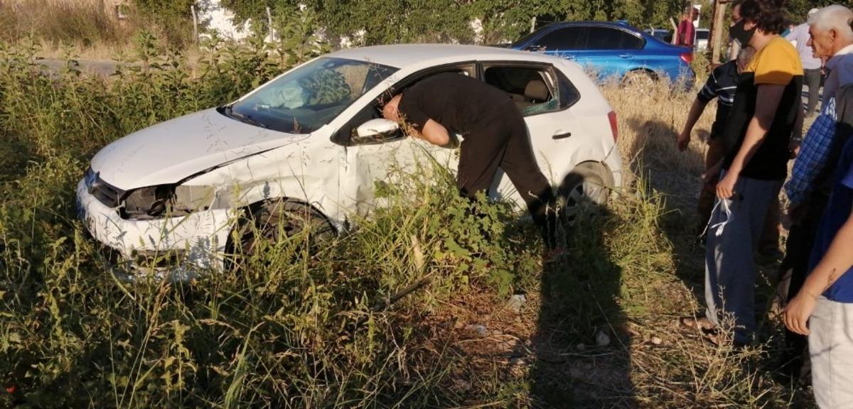İki otomobil kafa kafaya &ccedil;arpıştı: 5 kişi hafif yaralandı