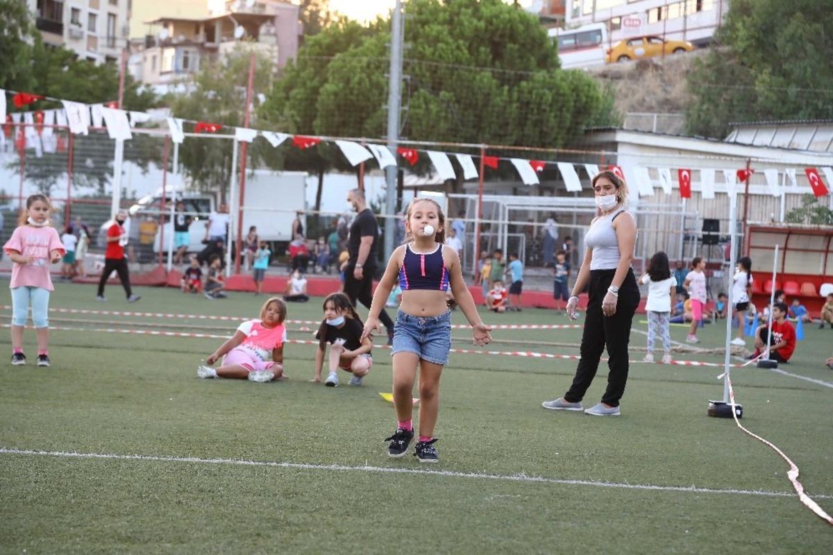 Bayraklılı &ccedil;ocuklar hem spor yaptı hem eğlendi