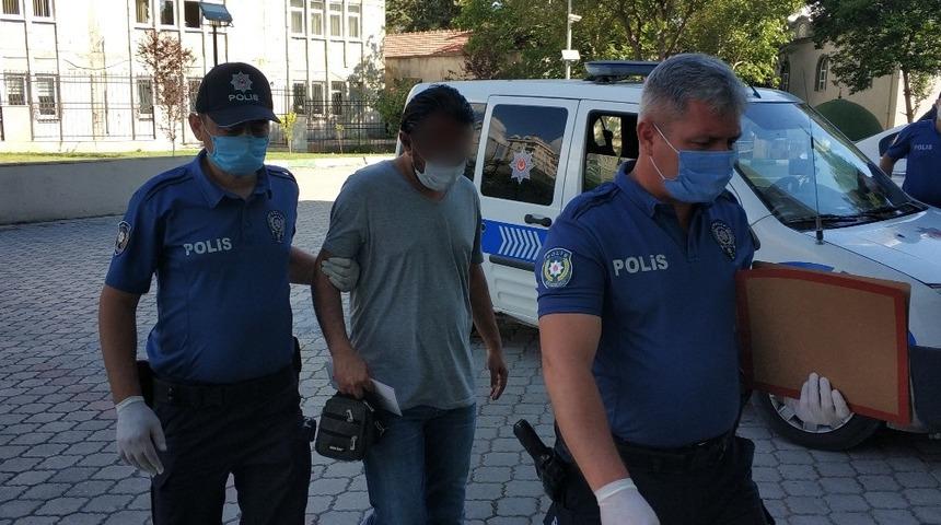 Parkta kadına cinsel organını gösteren kişiye meydan dayağı