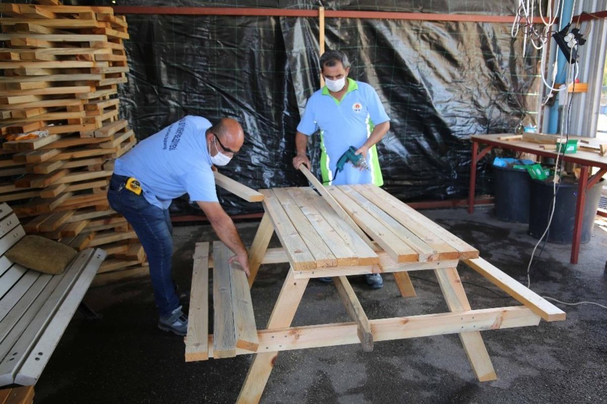 B&uuml;y&uuml;kşehir, bank ve piknik masalarını kendi at&ouml;lyesinde &uuml;retiyor