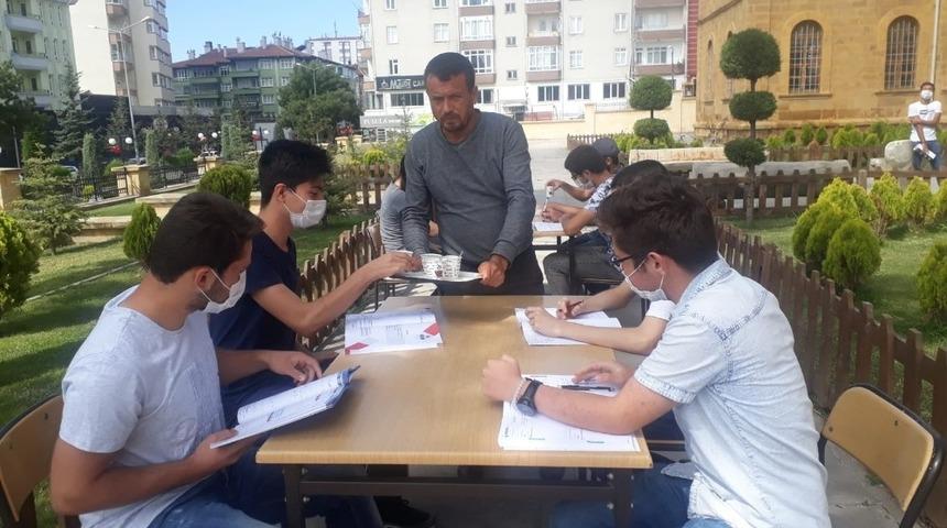 Asırlık lise gölgesinde sosyal mesafeli ders