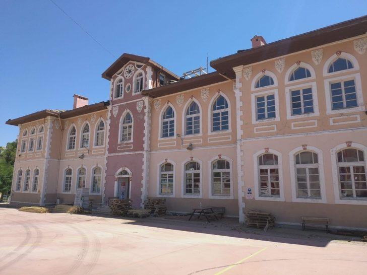 93 yıllık okulda tadilat çalışmaları devam ediyor G3