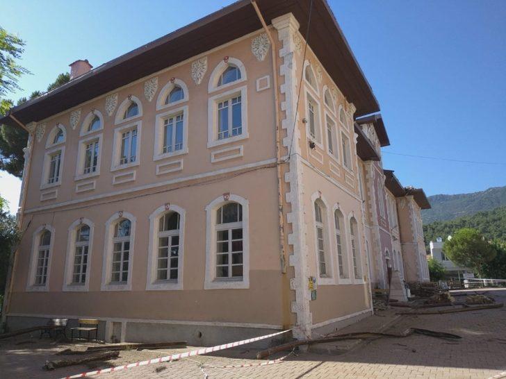 93 yıllık okulda tadilat çalışmaları devam ediyor G4