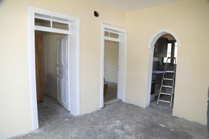 Evi yanan bedriye teyzeye  başkan kocaispir sahip çıktı G1