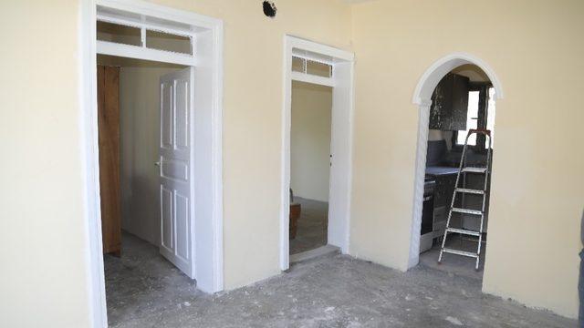 Evi yanan bedriye teyzeye  başkan kocaispir sahip çıktı