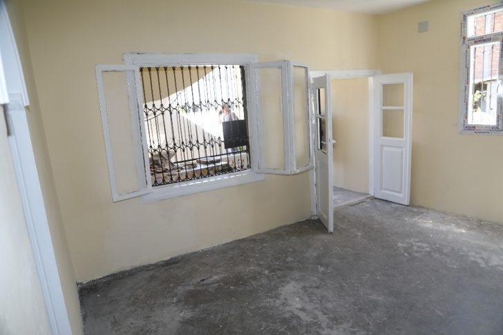 Evi yanan bedriye teyzeye  başkan kocaispir sahip çıktı G2