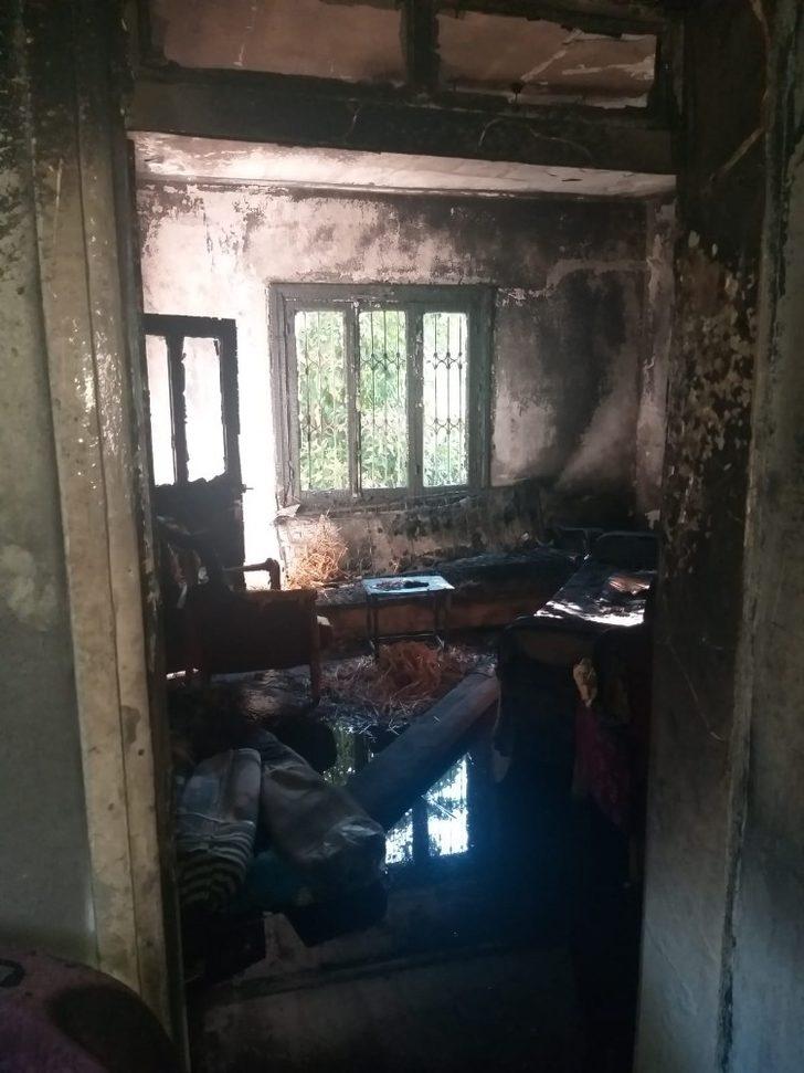 Evi yanan bedriye teyzeye  başkan kocaispir sahip çıktı G4