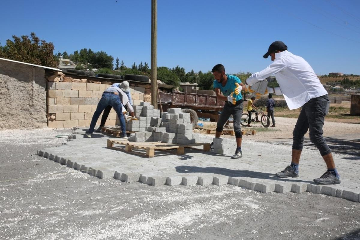 Karak&ouml;pr&uuml; kırsalında parke &ccedil;alışması