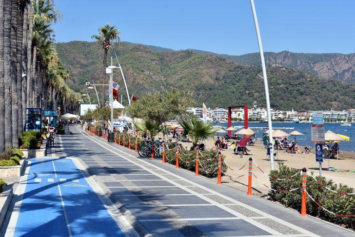 Akın ettiler! Marmaris'te sokaklar boşaldı, plajlarda adım atacak yer kalmadı G3