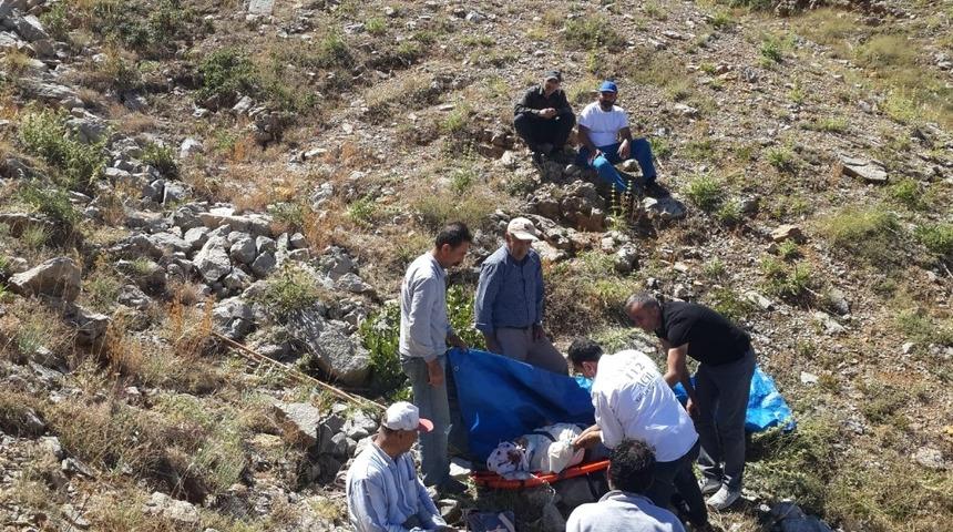 Kayalıklardan düşen adam sağlık ekiplerince hastaneye kaldırıldı