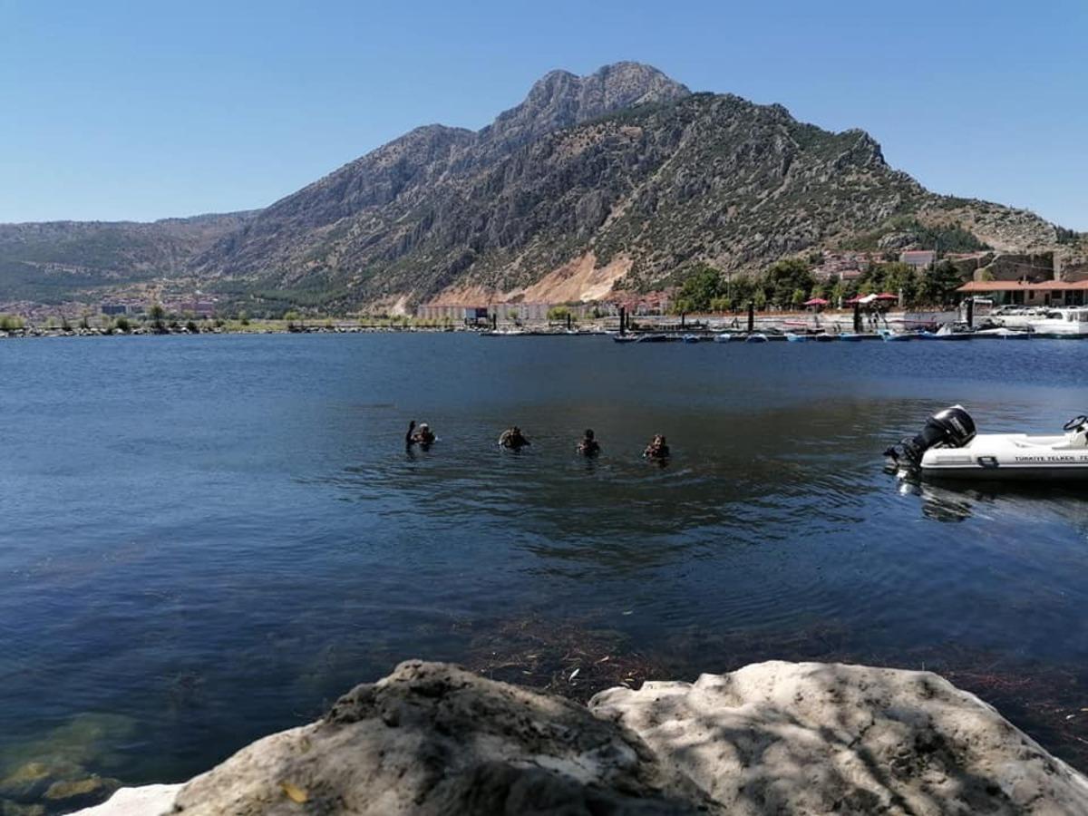 Su Altı Arama Kurtarma Ekibi Eğirdir G&ouml;l&uuml;&rsquo;nde su altı temizliği yaptı