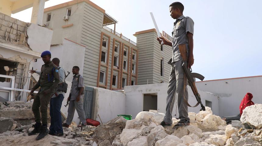 Somali'de bir otele bomba y&uuml;kl&uuml; ara&ccedil;la saldırı