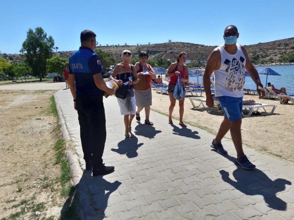 Bodrum&rsquo;da zabıta &ouml;nce uyarıp ardından maske veriyor