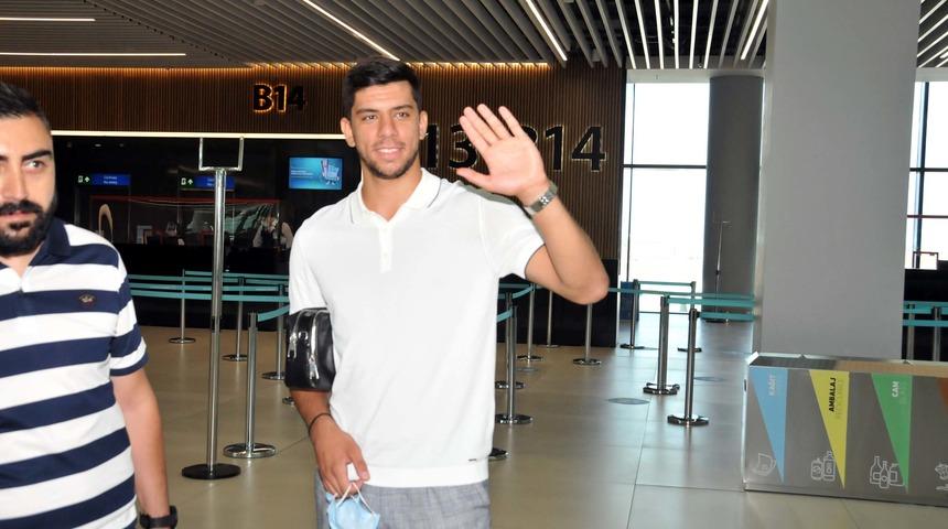 Cenk Özkacar, Lyon ile sözleşme imzalamak için Fransa'ya gitti