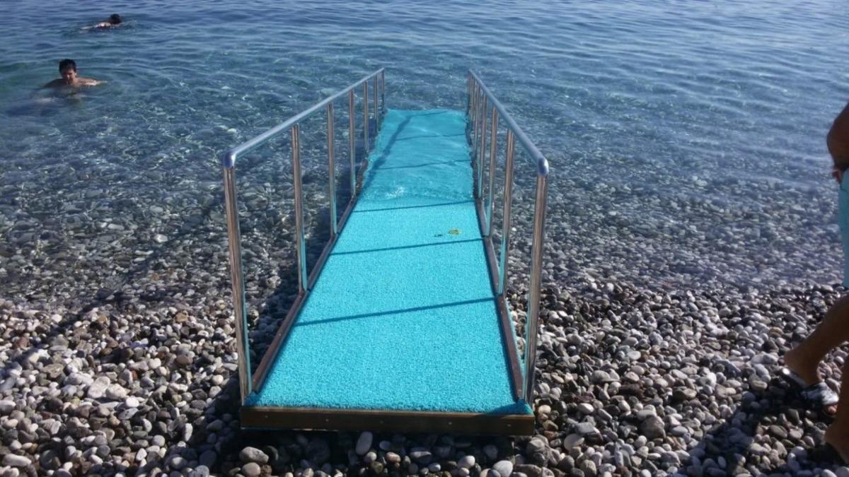 Kemer sahiline engelli rampası