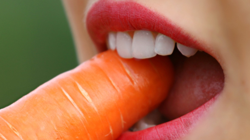 Dişlerinizi doğal yollarla beyazlatmanın 10 yolu