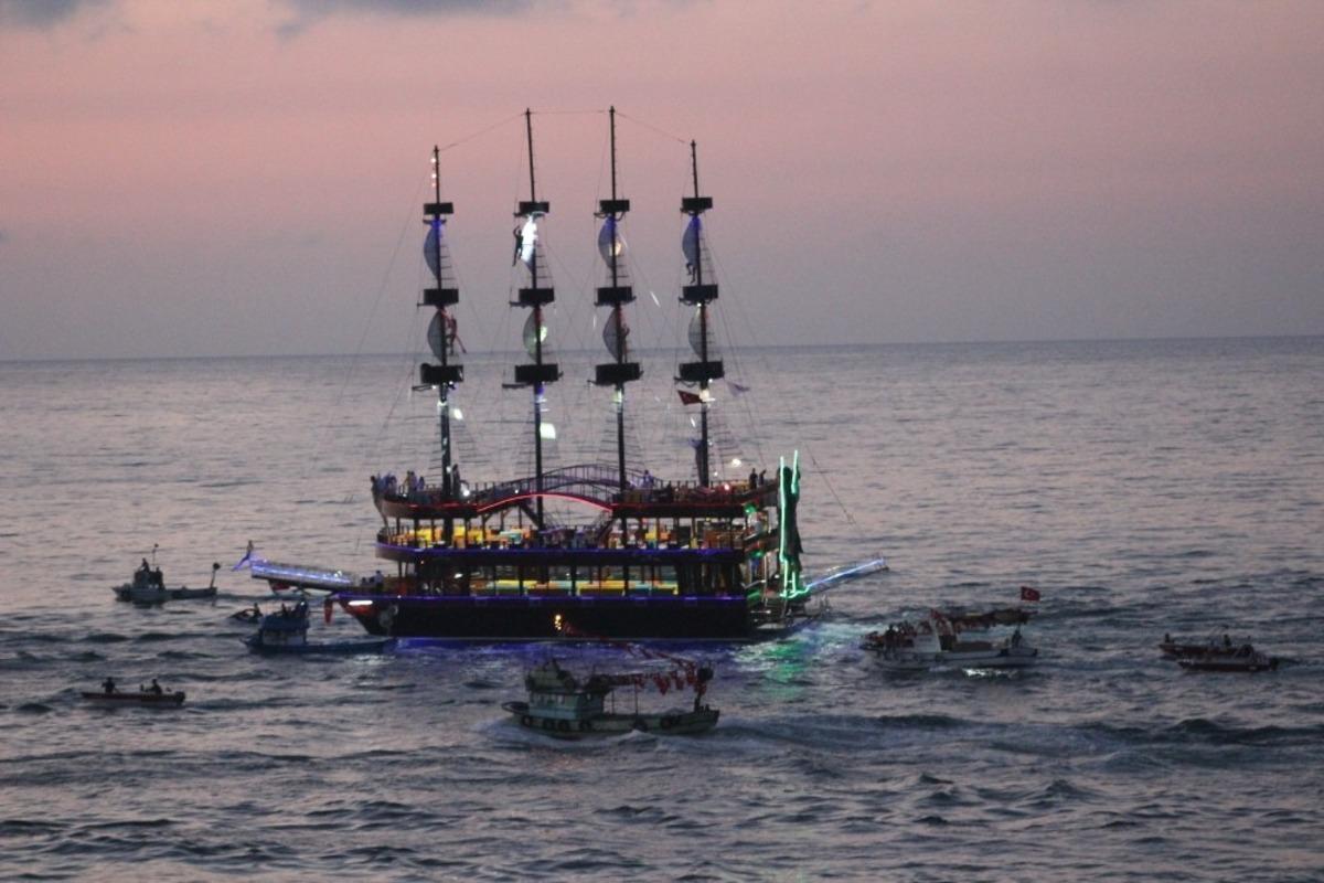 Ak&ccedil;akocalılar, katamarana yoğun ilgi g&ouml;steriyor