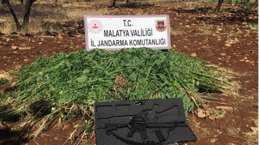 Ka&ccedil;ak kenevir ve silahlardan bir g&ouml;zaltı