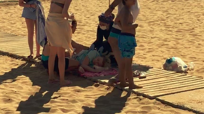 Plajda y&uuml;r&uuml;rken bir anda yere yığıldı