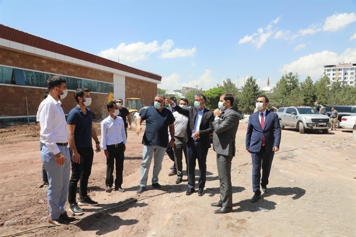 Vali Oktay &Ccedil;ağatay, Ahlat&rsquo;ta yapımı devam eden hastane inşaatını inceledi