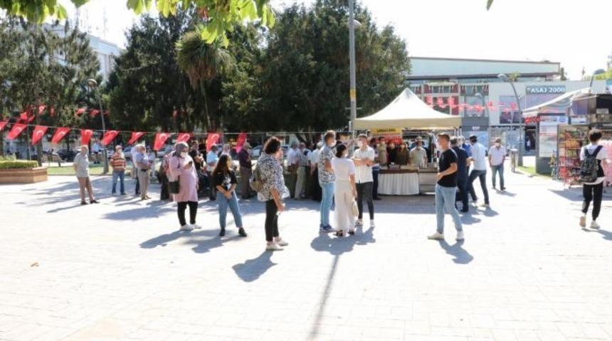 AK Parti Gen&ccedil;lik Kolları &uuml;yeleri Marmara Depremi&rsquo;nde hayatını kaybedenlerin anısına lokma dağıttı