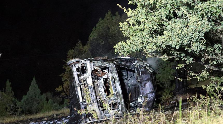 Şarampole devrilen tanker alev alev yandı, s&uuml;r&uuml;c&uuml; son anda kurtuldu