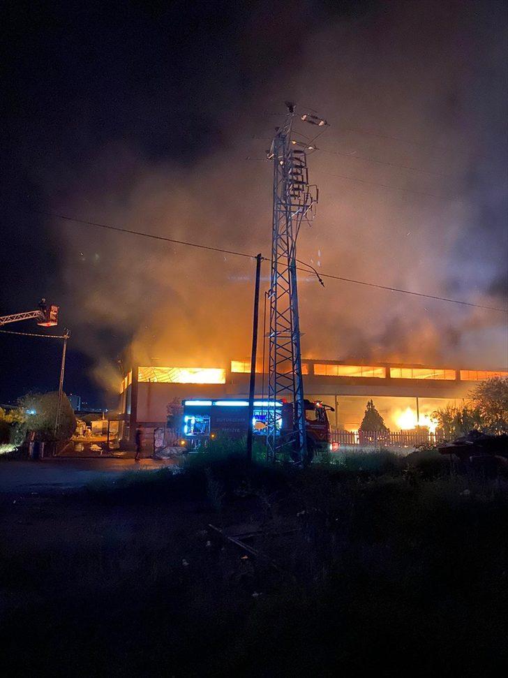 GÜNCELLEME - Manisa'daki ahşap fabrikası yangını söndürüldü G3