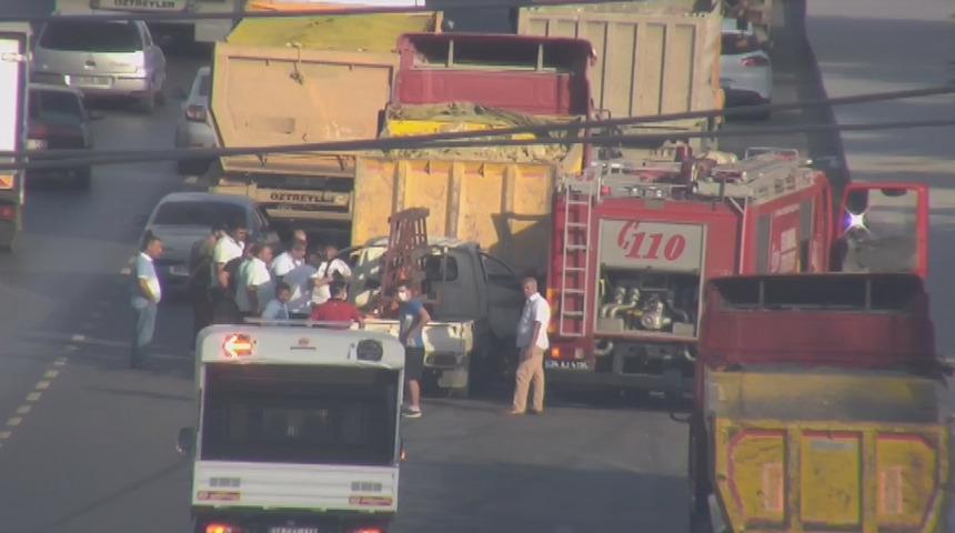 Arnavutk&ouml;y'de kaza! Trafik yoğunluğu oluştu