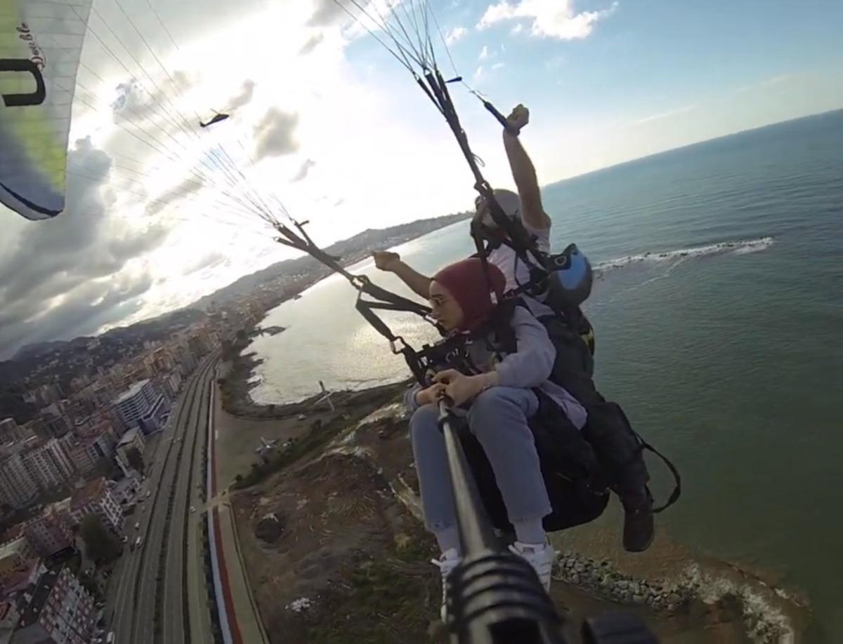 Yama&ccedil; paraş&uuml;t&uuml; yaparken polis helikopterini g&ouml;r&uuml;nce zor anlar yaşadılar