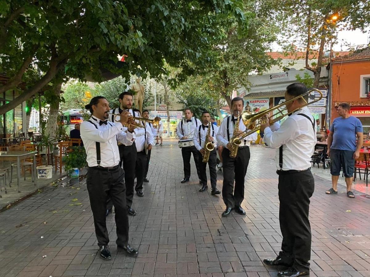 Davutlar ve G&uuml;zel&ccedil;amlı&rsquo;da kent orkestrası eşliğinde vals